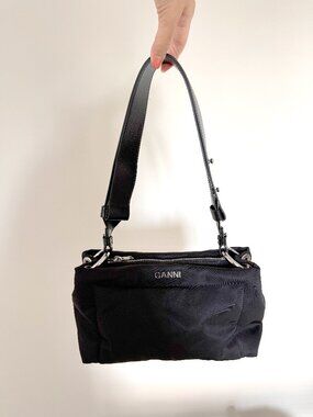 GANNI Medium Pillow Baguette Bag – Black